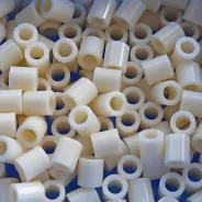 Pièces de moulage par injection